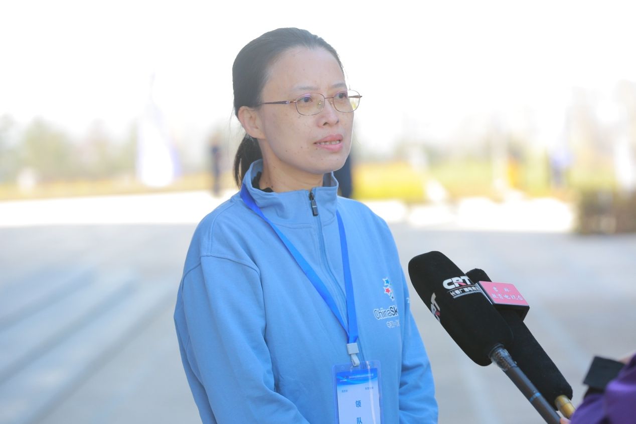 说明: 穿着蓝色衣服的男人描述已自动生成