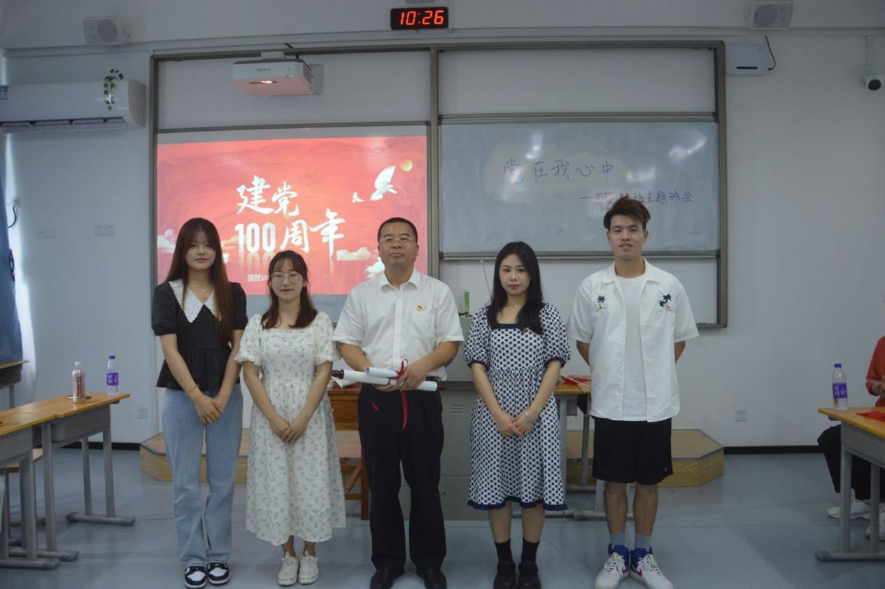 蒋书记与同学们合影留念